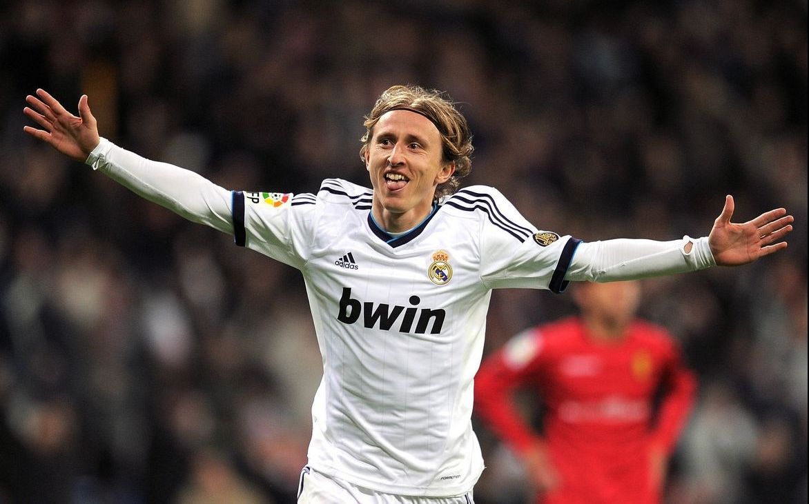 前锋连续助攻，团队配合默契